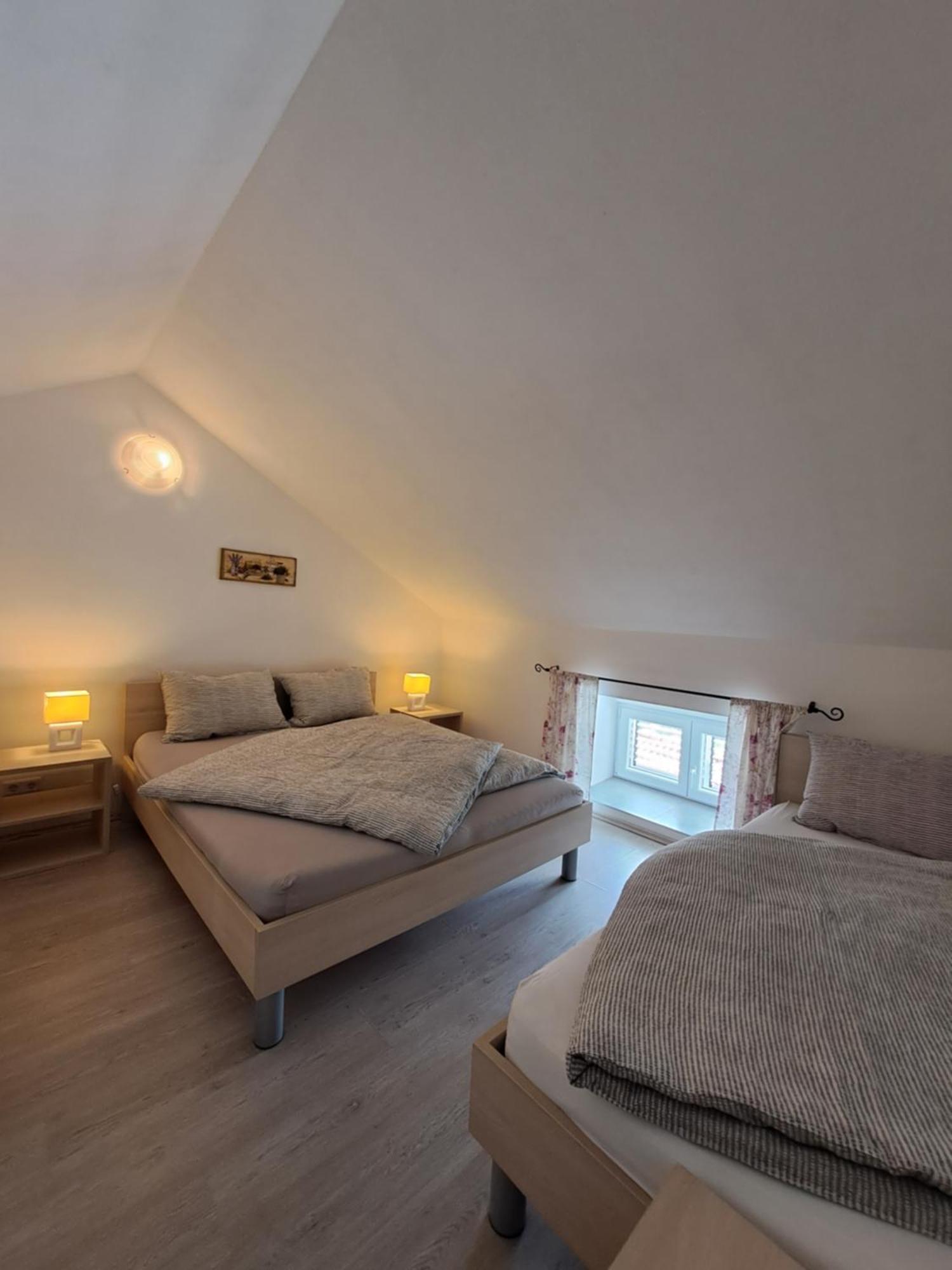 Greta Appartement Vrbnik Buitenkant foto
