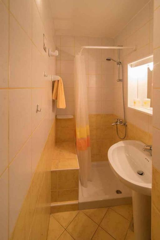 Greta Appartement Vrbnik Buitenkant foto