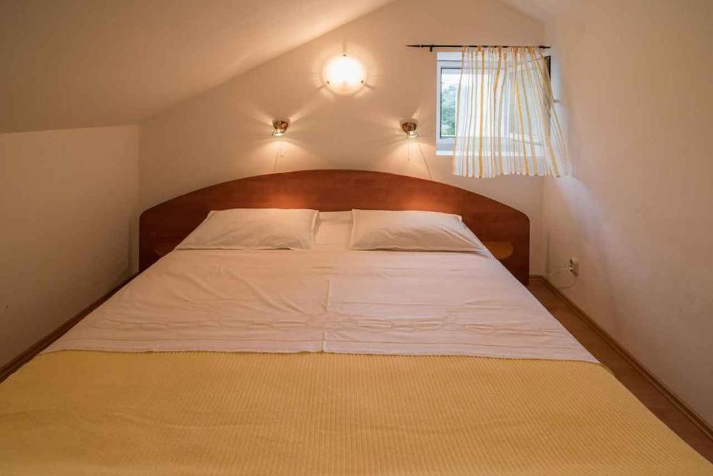 Greta Appartement Vrbnik Buitenkant foto