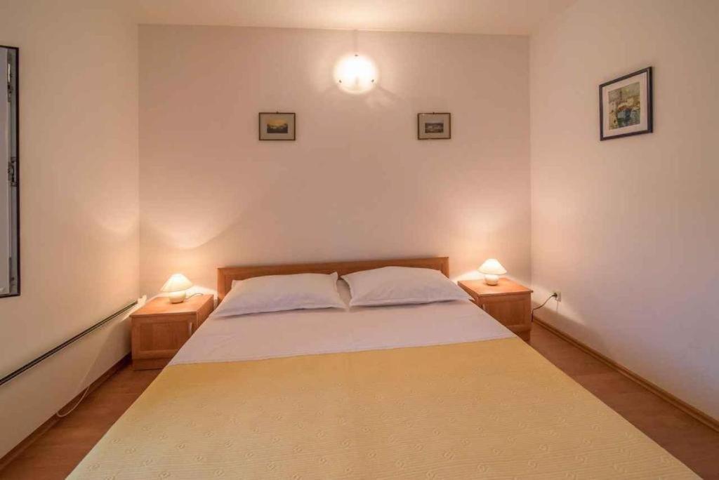 Greta Appartement Vrbnik Buitenkant foto