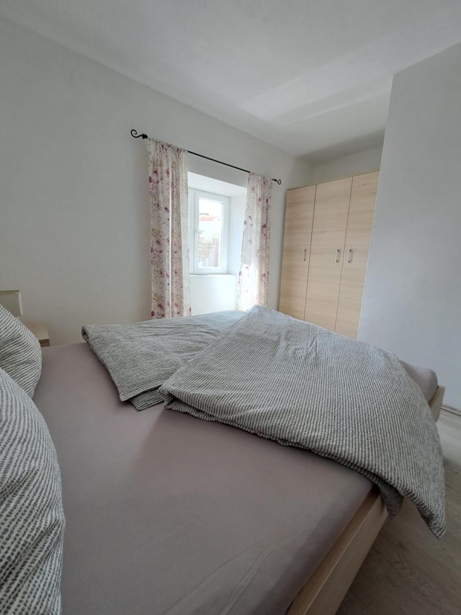 Greta Appartement Vrbnik Buitenkant foto