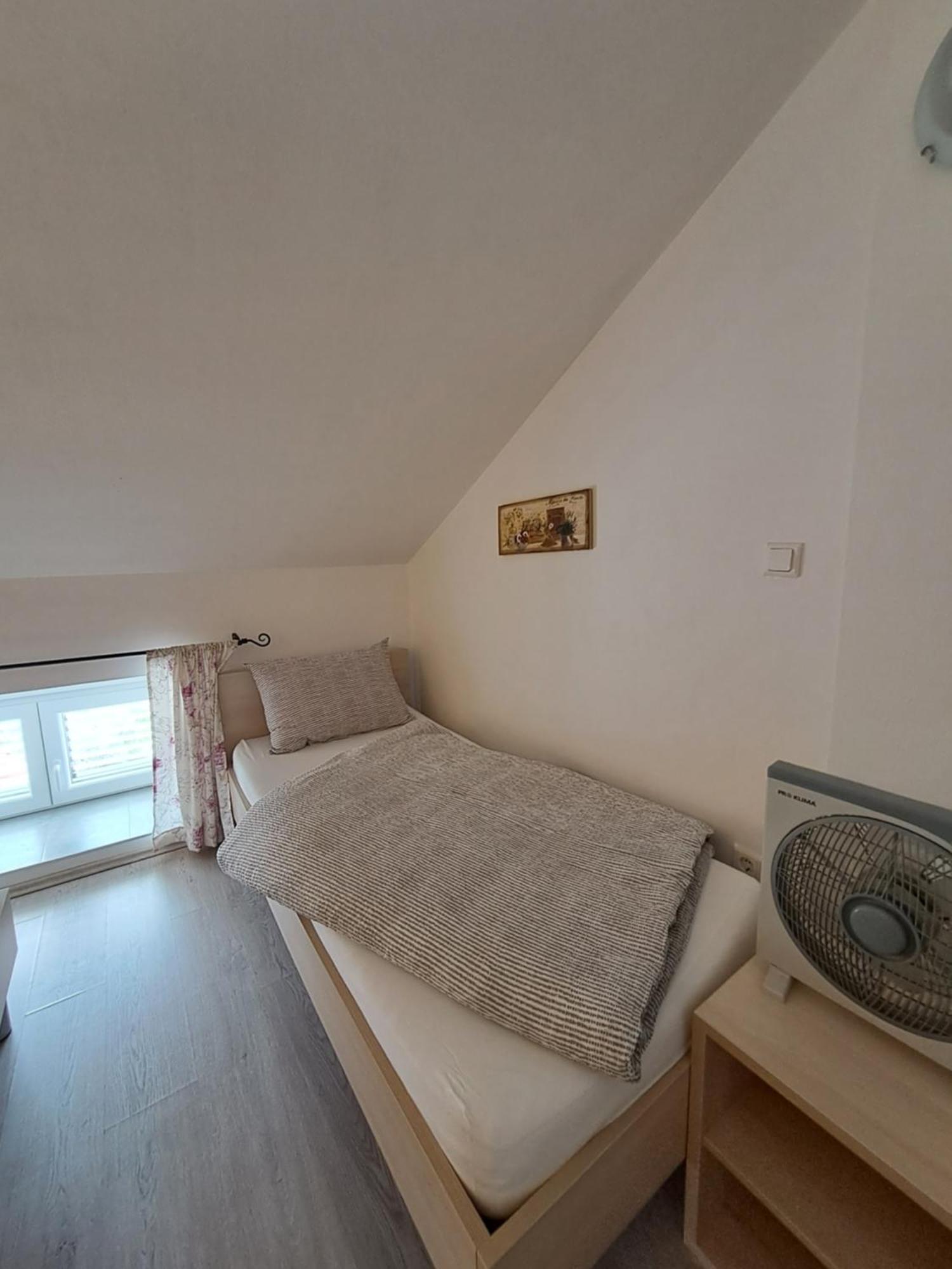 Greta Appartement Vrbnik Buitenkant foto